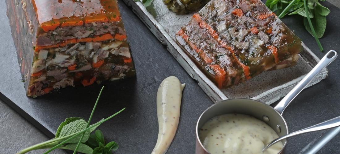 Hure de sanglier, sauce mousseline à la moutarde de Charroux, réduction de sauce gribiche Hure de sanglier, sauce mousseline à la moutarde de Charroux, réduction de sauce gribiche