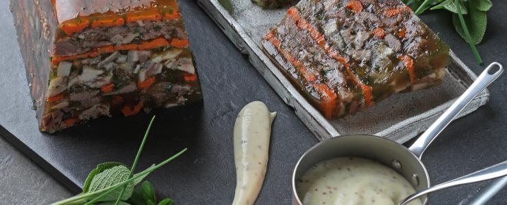 Hure de sanglier, sauce mousseline à la moutarde de Charroux, réduction de sauce gribiche