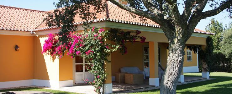 Estate with 16 hectares, 640 m2 main house with 6 bedrooms, riding stables and cork tree forest, 45min from Lisbon.